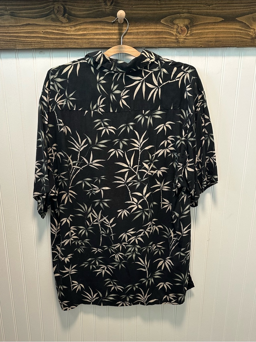 Tommy Bahama Black 100% Silk Shirt with Cream Bamboo Print Sz XL - Picture 2 of 4